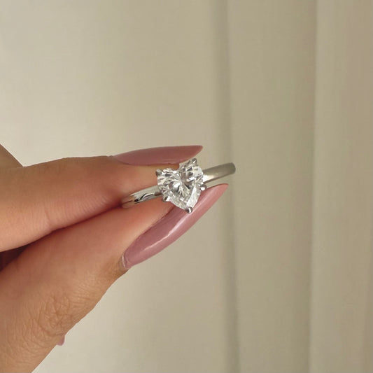 Amoura ring