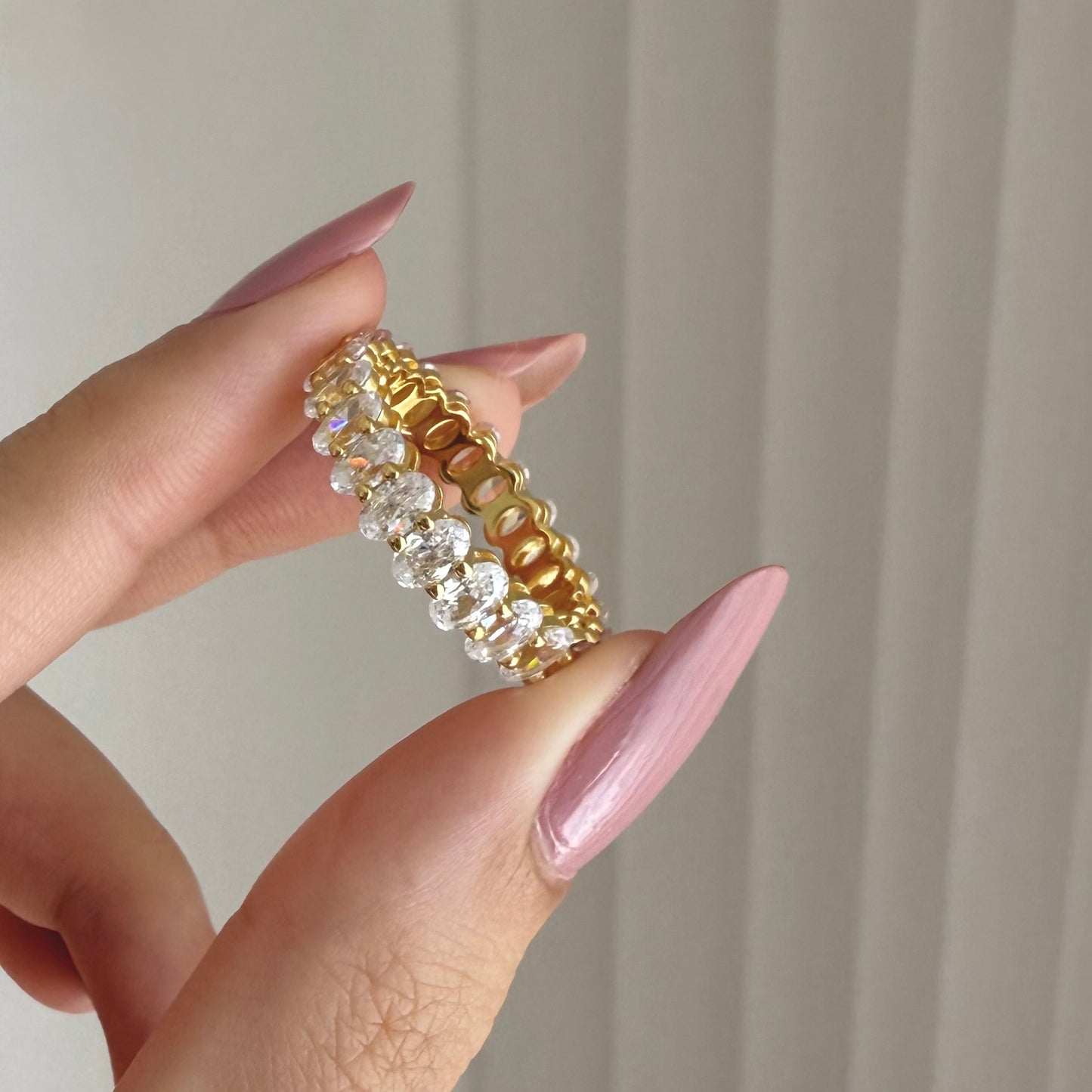 Oval cut band